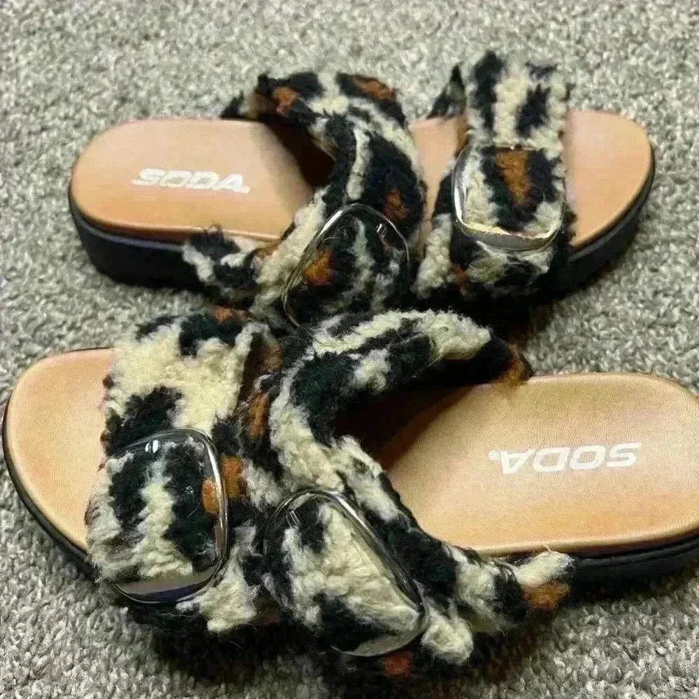 Soda Leopard Faux Fur Plush Buckle Straps Slide on Sandals Slippers Size 6
